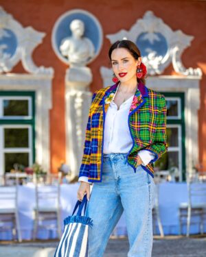 Júlia Belard Instagram - This friday!! 🌟🌺🌿
With my grandmother’s special blazer 🪆💚❤️🩷