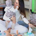 Júlia Belard Instagram – Tem sido fascinante conhecer este nosso bebé tão especial, e uma das coisas mais queridas que faz é dar abraços e beijinhos ao seu bebé de brincar. Quando vi esta interação pela primeira vez, fiquei impressionada e emocionada. Como é que um bebé pode ter esta consciência e querer já, também ele, cuidar de outro bebé? 

Então, mudamos a fraldinha e tratamos juntos deste nosso nenuco, número dois. Para isso, contamos com as Toalhitas Dodot Aqua Pure Plastic Free, que já nos acompanham desde o nascimento do Matias, por serem elaboradas com 99% de água e 100% de fibra de origem vegetal e pioneiras no cuidado máximo da pele do bebé. Agora estamos desejosos de experimentar as novas Toalhitas Plastic Free de Aloé Vera, com propriedades regeneradoras e as de Calêndula, com propriedades calmantes e as primeiras Toalhitas Dodot Plastic Free com aroma. 

Quem mais é fã das Dodot Aqua Pure Plastic Free aí em casa? 🩵