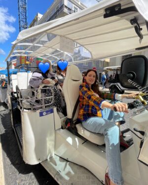 Júlia Belard Instagram - Uma sexta-feira em cheio e inesquecível, em que pude levar a minha querida Avó a andar de tuctuc 🚙🥹💙 saborear uma massa divinal e passear pelos lindíssimos jardins do Palácio Marquês de Pombal num belo final de tarde!