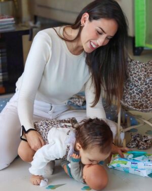 Júlia Belard Instagram - Tem sido fascinante conhecer este nosso bebé tão especial, e uma das coisas mais queridas que faz é dar abraços e beijinhos ao seu bebé de brincar. Quando vi esta interação pela primeira vez, fiquei impressionada e emocionada. Como é que um bebé pode ter esta consciência e querer já, também ele, cuidar de outro bebé? 

Então, mudamos a fraldinha e tratamos juntos deste nosso nenuco, número dois. Para isso, contamos com as Toalhitas Dodot Aqua Pure Plastic Free, que já nos acompanham desde o nascimento do Matias, por serem elaboradas com 99% de água e 100% de fibra de origem vegetal e pioneiras no cuidado máximo da pele do bebé. Agora estamos desejosos de experimentar as novas Toalhitas Plastic Free de Aloé Vera, com propriedades regeneradoras e as de Calêndula, com propriedades calmantes e as primeiras Toalhitas Dodot Plastic Free com aroma. 

Quem mais é fã das Dodot Aqua Pure Plastic Free aí em casa? 🩵