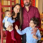 Júlia Belard Instagram – Uma família pirosa em diferentes tons de encarnado. É também assim o nosso dia a dia, recheado de diferentes formas de amor, com lágrimas, desarrumação, dúvidas, gritos, alegrias, conquistas, esperança, um qb de loucura mas, sobretudo e sempre, com muito amor. O Natal passa rápido demais ❤️