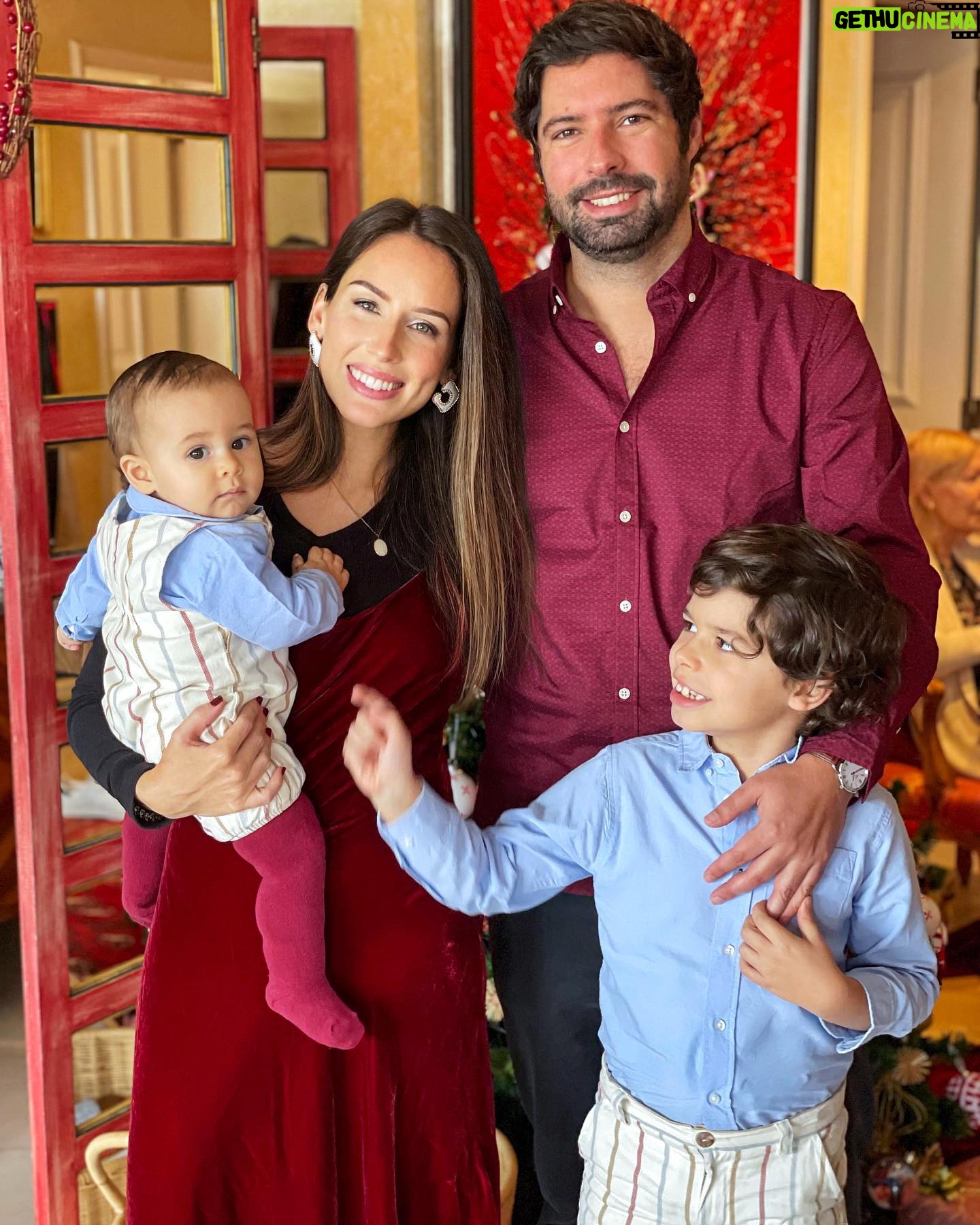 Júlia Belard Instagram - Uma família pirosa em diferentes tons de encarnado. É também assim o nosso dia a dia, recheado de diferentes formas de amor, com lágrimas, desarrumação, dúvidas, gritos, alegrias, conquistas, esperança, um qb de loucura mas, sobretudo e sempre, com muito amor. O Natal passa rápido demais ❤️
