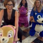 Júlia Rabello Instagram - Divulgação inusitada? Temos! AGORA É QUE SAO ELAS de rolezinho pelo Shopping da Gávea! 🤙😂 “AGORA É QUE SÃO ELAS!” Sex, 20h | Sáb, 20h | Dom, 19h Sessões extras aos Sábados, 22h Teatro dos 4 (@teatrodosquatro) Shopping da Gávea (@shoppingdagavea) Texto e direção: Fábio Porchat (@fabioporchat) Elenco: Júlia Rabello (@ajuliarabello) Maria Clara Gueiros (@mcgueiros) Priscila Castello Branco (@pritello) Vídeo: Hernane Cardoso (@hernanecardoso)