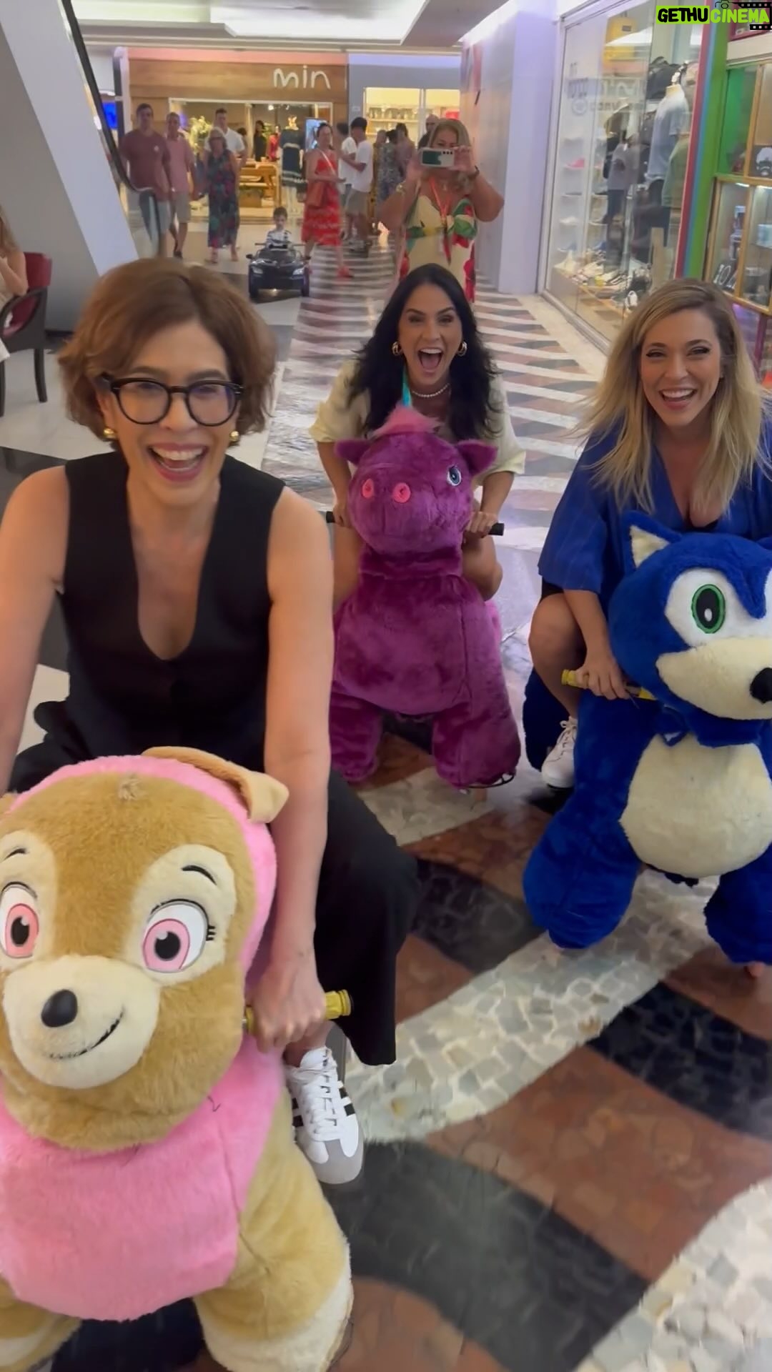 Júlia Rabello Instagram - Divulgação inusitada? Temos! AGORA É QUE SAO ELAS de rolezinho pelo Shopping da Gávea! 🤙😂 “AGORA É QUE SÃO ELAS!” Sex, 20h | Sáb, 20h | Dom, 19h Sessões extras aos Sábados, 22h Teatro dos 4 (@teatrodosquatro) Shopping da Gávea (@shoppingdagavea) Texto e direção: Fábio Porchat (@fabioporchat) Elenco: Júlia Rabello (@ajuliarabello) Maria Clara Gueiros (@mcgueiros) Priscila Castello Branco (@pritello) Vídeo: Hernane Cardoso (@hernanecardoso)