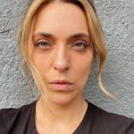 Júlia Rabello Instagram - Ensaio sobre o fundo cinza (ou 15 min de tempo livre com cabelo novo)
