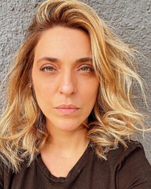 Júlia Rabello Instagram - Ensaio sobre o fundo cinza (ou 15 min de tempo livre com cabelo novo)