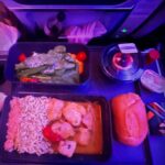 Júlia Rabello Instagram - Melhor que viajar é conhecer um belo parceiro de viagem no avião. E melhor que isso é ter a companhia aérea sendo madrinha e fazendo mais um encontro acontecer. Obrigada @klm por proporcionar essa experiência incrível. Acompanha comigo esse carrossel dessa viagem que foi uma das melhores da vida. 1 – Pronta para ser mimada @klm 2 – Sendo mimada com essa delícia feita pelo @rodrigomocoto 3 – Já preparados para conhecermos a Normandia de carro. (Se vc clicou na foto para ver o Instagram do Bart, desculpe, ele não tem kkkkkk. Chatão, eu sei, a gente querendo saber mais e a pessoa não tem Instagram) 4 – Etretat (França). Chocada com a beleza desse lugar. 5 – Monte Saint-Michel, segundo lugar mais visitado na França, lindooo! Mas o dia que eu fui tava tempo cinzento, então coloca no google e vê como é bonito! kkkkk 6 – Memorial de Caen (França). Museu incrível sobre a segunda guerra mundial 7 – Bruxelas (Bélgica), Manneken Pis, vestido de sei lá o que. 8 – Holandesa de Taubaté. 9 – A única parte ruim da viagem, a despedida. E tem muito mais fotos e lugares visitados... acho que vou ter que fazer mais um photo dump...