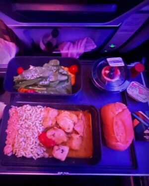 Júlia Rabello Instagram - Melhor que viajar é conhecer um belo parceiro de viagem no avião. E melhor que isso é ter a companhia aérea sendo madrinha e fazendo mais um encontro acontecer. Obrigada @klm por proporcionar essa experiência incrível. Acompanha comigo esse carrossel dessa viagem que foi uma das melhores da vida.

1 – Pronta para ser mimada @klm 
2 – Sendo mimada com essa delícia feita pelo @rodrigomocoto 
3 – Já preparados para conhecermos a Normandia de carro. (Se vc clicou na foto para ver o Instagram do Bart, desculpe, ele não tem kkkkkk. Chatão, eu sei, a gente querendo saber mais e a pessoa não tem Instagram)
4 – Etretat (França). Chocada com a beleza desse lugar.
5 – Monte Saint-Michel, segundo lugar mais visitado na França, lindooo! Mas o dia que eu fui tava tempo cinzento, então coloca no google e vê como é bonito! kkkkk
6 – Memorial de Caen (França). Museu incrível sobre a segunda guerra mundial
7 – Bruxelas (Bélgica), Manneken Pis, vestido de sei lá o que. 
8 – Holandesa de Taubaté. 
9 – A única parte ruim da viagem, a despedida.

E tem muito mais fotos e lugares visitados... acho que vou ter que fazer mais um photo dump...