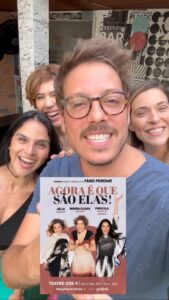 Júlia Rabello Instagram - Minha gente do Rio de Janeiro, tem peça nova na área! Agora é que são Elas, no Teatro dos 4, no Shopping da Gávea! Estreia dia 5/4 toda sexta, sábado e domingo! Eu escrevi e dirigi 3 mulheres incríveis! Júlia Rabello, Maria Clara Gueiros e Priscila Castello Branco! São cenas curtas pra todo mundo rir das coisas do dia a dia! Algumas delas eu encenei com o Paulo Gustavo quando a gente estreou no teatro 20 anos atrás! ❤⭐ Os ingressos já estão disponíveis no @sympla e a gente quer ver vocês lá!