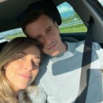 Júlia Rabello Instagram - Melhor que viajar é conhecer um belo parceiro de viagem no avião. E melhor que isso é ter a companhia aérea sendo madrinha e fazendo mais um encontro acontecer. Obrigada @klm por proporcionar essa experiência incrível. Acompanha comigo esse carrossel dessa viagem que foi uma das melhores da vida. 1 – Pronta para ser mimada @klm 2 – Sendo mimada com essa delícia feita pelo @rodrigomocoto 3 – Já preparados para conhecermos a Normandia de carro. (Se vc clicou na foto para ver o Instagram do Bart, desculpe, ele não tem kkkkkk. Chatão, eu sei, a gente querendo saber mais e a pessoa não tem Instagram) 4 – Etretat (França). Chocada com a beleza desse lugar. 5 – Monte Saint-Michel, segundo lugar mais visitado na França, lindooo! Mas o dia que eu fui tava tempo cinzento, então coloca no google e vê como é bonito! kkkkk 6 – Memorial de Caen (França). Museu incrível sobre a segunda guerra mundial 7 – Bruxelas (Bélgica), Manneken Pis, vestido de sei lá o que. 8 – Holandesa de Taubaté. 9 – A única parte ruim da viagem, a despedida. E tem muito mais fotos e lugares visitados... acho que vou ter que fazer mais um photo dump...