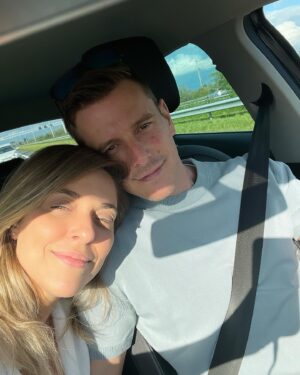 Júlia Rabello Instagram - Melhor que viajar é conhecer um belo parceiro de viagem no avião. E melhor que isso é ter a companhia aérea sendo madrinha e fazendo mais um encontro acontecer. Obrigada @klm por proporcionar essa experiência incrível. Acompanha comigo esse carrossel dessa viagem que foi uma das melhores da vida.

1 – Pronta para ser mimada @klm 
2 – Sendo mimada com essa delícia feita pelo @rodrigomocoto 
3 – Já preparados para conhecermos a Normandia de carro. (Se vc clicou na foto para ver o Instagram do Bart, desculpe, ele não tem kkkkkk. Chatão, eu sei, a gente querendo saber mais e a pessoa não tem Instagram)
4 – Etretat (França). Chocada com a beleza desse lugar.
5 – Monte Saint-Michel, segundo lugar mais visitado na França, lindooo! Mas o dia que eu fui tava tempo cinzento, então coloca no google e vê como é bonito! kkkkk
6 – Memorial de Caen (França). Museu incrível sobre a segunda guerra mundial
7 – Bruxelas (Bélgica), Manneken Pis, vestido de sei lá o que. 
8 – Holandesa de Taubaté. 
9 – A única parte ruim da viagem, a despedida.

E tem muito mais fotos e lugares visitados... acho que vou ter que fazer mais um photo dump...