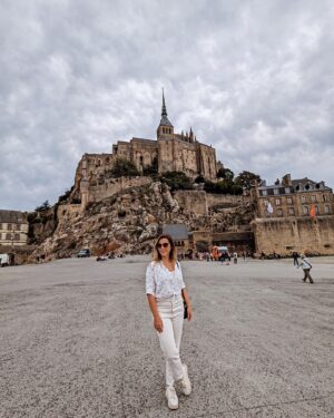 Júlia Rabello Instagram - Melhor que viajar é conhecer um belo parceiro de viagem no avião. E melhor que isso é ter a companhia aérea sendo madrinha e fazendo mais um encontro acontecer. Obrigada @klm por proporcionar essa experiência incrível. Acompanha comigo esse carrossel dessa viagem que foi uma das melhores da vida.

1 – Pronta para ser mimada @klm 
2 – Sendo mimada com essa delícia feita pelo @rodrigomocoto 
3 – Já preparados para conhecermos a Normandia de carro. (Se vc clicou na foto para ver o Instagram do Bart, desculpe, ele não tem kkkkkk. Chatão, eu sei, a gente querendo saber mais e a pessoa não tem Instagram)
4 – Etretat (França). Chocada com a beleza desse lugar.
5 – Monte Saint-Michel, segundo lugar mais visitado na França, lindooo! Mas o dia que eu fui tava tempo cinzento, então coloca no google e vê como é bonito! kkkkk
6 – Memorial de Caen (França). Museu incrível sobre a segunda guerra mundial
7 – Bruxelas (Bélgica), Manneken Pis, vestido de sei lá o que. 
8 – Holandesa de Taubaté. 
9 – A única parte ruim da viagem, a despedida.

E tem muito mais fotos e lugares visitados... acho que vou ter que fazer mais um photo dump...