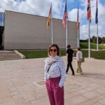 Júlia Rabello Instagram - Melhor que viajar é conhecer um belo parceiro de viagem no avião. E melhor que isso é ter a companhia aérea sendo madrinha e fazendo mais um encontro acontecer. Obrigada @klm por proporcionar essa experiência incrível. Acompanha comigo esse carrossel dessa viagem que foi uma das melhores da vida. 1 – Pronta para ser mimada @klm 2 – Sendo mimada com essa delícia feita pelo @rodrigomocoto 3 – Já preparados para conhecermos a Normandia de carro. (Se vc clicou na foto para ver o Instagram do Bart, desculpe, ele não tem kkkkkk. Chatão, eu sei, a gente querendo saber mais e a pessoa não tem Instagram) 4 – Etretat (França). Chocada com a beleza desse lugar. 5 – Monte Saint-Michel, segundo lugar mais visitado na França, lindooo! Mas o dia que eu fui tava tempo cinzento, então coloca no google e vê como é bonito! kkkkk 6 – Memorial de Caen (França). Museu incrível sobre a segunda guerra mundial 7 – Bruxelas (Bélgica), Manneken Pis, vestido de sei lá o que. 8 – Holandesa de Taubaté. 9 – A única parte ruim da viagem, a despedida. E tem muito mais fotos e lugares visitados... acho que vou ter que fazer mais um photo dump...