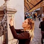 Júlia Rabello Instagram - Melhor que viajar é conhecer um belo parceiro de viagem no avião. E melhor que isso é ter a companhia aérea sendo madrinha e fazendo mais um encontro acontecer. Obrigada @klm por proporcionar essa experiência incrível. Acompanha comigo esse carrossel dessa viagem que foi uma das melhores da vida. 1 – Pronta para ser mimada @klm 2 – Sendo mimada com essa delícia feita pelo @rodrigomocoto 3 – Já preparados para conhecermos a Normandia de carro. (Se vc clicou na foto para ver o Instagram do Bart, desculpe, ele não tem kkkkkk. Chatão, eu sei, a gente querendo saber mais e a pessoa não tem Instagram) 4 – Etretat (França). Chocada com a beleza desse lugar. 5 – Monte Saint-Michel, segundo lugar mais visitado na França, lindooo! Mas o dia que eu fui tava tempo cinzento, então coloca no google e vê como é bonito! kkkkk 6 – Memorial de Caen (França). Museu incrível sobre a segunda guerra mundial 7 – Bruxelas (Bélgica), Manneken Pis, vestido de sei lá o que. 8 – Holandesa de Taubaté. 9 – A única parte ruim da viagem, a despedida. E tem muito mais fotos e lugares visitados... acho que vou ter que fazer mais um photo dump...