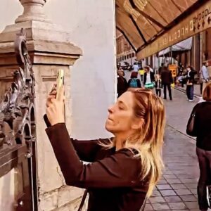 Júlia Rabello Instagram - Melhor que viajar é conhecer um belo parceiro de viagem no avião. E melhor que isso é ter a companhia aérea sendo madrinha e fazendo mais um encontro acontecer. Obrigada @klm por proporcionar essa experiência incrível. Acompanha comigo esse carrossel dessa viagem que foi uma das melhores da vida.

1 – Pronta para ser mimada @klm 
2 – Sendo mimada com essa delícia feita pelo @rodrigomocoto 
3 – Já preparados para conhecermos a Normandia de carro. (Se vc clicou na foto para ver o Instagram do Bart, desculpe, ele não tem kkkkkk. Chatão, eu sei, a gente querendo saber mais e a pessoa não tem Instagram)
4 – Etretat (França). Chocada com a beleza desse lugar.
5 – Monte Saint-Michel, segundo lugar mais visitado na França, lindooo! Mas o dia que eu fui tava tempo cinzento, então coloca no google e vê como é bonito! kkkkk
6 – Memorial de Caen (França). Museu incrível sobre a segunda guerra mundial
7 – Bruxelas (Bélgica), Manneken Pis, vestido de sei lá o que. 
8 – Holandesa de Taubaté. 
9 – A única parte ruim da viagem, a despedida.

E tem muito mais fotos e lugares visitados... acho que vou ter que fazer mais um photo dump...