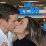 Júlia Rabello Instagram - Melhor que viajar é conhecer um belo parceiro de viagem no avião. E melhor que isso é ter a companhia aérea sendo madrinha e fazendo mais um encontro acontecer. Obrigada @klm por proporcionar essa experiência incrível. Acompanha comigo esse carrossel dessa viagem que foi uma das melhores da vida. 1 – Pronta para ser mimada @klm 2 – Sendo mimada com essa delícia feita pelo @rodrigomocoto 3 – Já preparados para conhecermos a Normandia de carro. (Se vc clicou na foto para ver o Instagram do Bart, desculpe, ele não tem kkkkkk. Chatão, eu sei, a gente querendo saber mais e a pessoa não tem Instagram) 4 – Etretat (França). Chocada com a beleza desse lugar. 5 – Monte Saint-Michel, segundo lugar mais visitado na França, lindooo! Mas o dia que eu fui tava tempo cinzento, então coloca no google e vê como é bonito! kkkkk 6 – Memorial de Caen (França). Museu incrível sobre a segunda guerra mundial 7 – Bruxelas (Bélgica), Manneken Pis, vestido de sei lá o que. 8 – Holandesa de Taubaté. 9 – A única parte ruim da viagem, a despedida. E tem muito mais fotos e lugares visitados... acho que vou ter que fazer mais um photo dump...