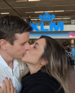 Júlia Rabello Instagram - Melhor que viajar é conhecer um belo parceiro de viagem no avião. E melhor que isso é ter a companhia aérea sendo madrinha e fazendo mais um encontro acontecer. Obrigada @klm por proporcionar essa experiência incrível. Acompanha comigo esse carrossel dessa viagem que foi uma das melhores da vida.

1 – Pronta para ser mimada @klm 
2 – Sendo mimada com essa delícia feita pelo @rodrigomocoto 
3 – Já preparados para conhecermos a Normandia de carro. (Se vc clicou na foto para ver o Instagram do Bart, desculpe, ele não tem kkkkkk. Chatão, eu sei, a gente querendo saber mais e a pessoa não tem Instagram)
4 – Etretat (França). Chocada com a beleza desse lugar.
5 – Monte Saint-Michel, segundo lugar mais visitado na França, lindooo! Mas o dia que eu fui tava tempo cinzento, então coloca no google e vê como é bonito! kkkkk
6 – Memorial de Caen (França). Museu incrível sobre a segunda guerra mundial
7 – Bruxelas (Bélgica), Manneken Pis, vestido de sei lá o que. 
8 – Holandesa de Taubaté. 
9 – A única parte ruim da viagem, a despedida.

E tem muito mais fotos e lugares visitados... acho que vou ter que fazer mais um photo dump...