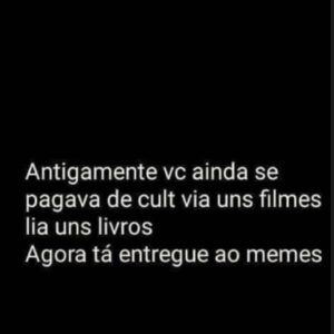 Júlia Rabello Instagram - … entregue aos memes.
