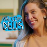 Júlia Rabello Instagram - VAI COM DEUS • Em 2009, durante a primeira exibição de Caminho das Índias, peguei o costume de dizer “vou e volto” como o Raj dizia ao sair de casa. Todos os dias profetizo meu retorno para minha mãe antes de ir para o trabalho. O problema é que já tenho 52 anos, não me casei, não tive filhos, tudo isso porque sempre retorno para o ninho da minha mamãe coruja que tanto amo. Are Baba! @ajuliarabello @rafaelsaraiva28 @fabiodelucaa #esquete Roteiro: @ojhonatanmarques Direção: @biancafrossard