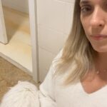 Júlia Rabello Instagram - Todo dia isso! E se não faço ela quebra tudo que vê pela frente até que eu sente do lado dela. 😅 rindo de nervoso😅