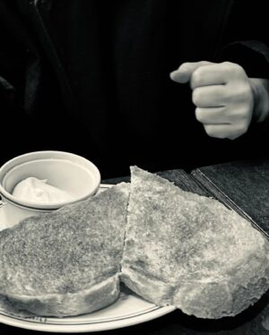 JUJU Instagram - 久しぶりに毒吐き貴族に会ったらとても可愛いものを食べていた。そしてお店のお花を買いに行くのに付き合ったら私にまでお花をくれた。スイート毒吐き貴族。