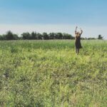Jacinda Barrett Instagram – Shimmering grass, a fly bite on my finger and a bunny wagging her white tuft at me with a sexy shrug, I’m here. I’m writing to you and you’re reading and in these seconds we are, across oceans and mountains, languages and cultures entwined. You. Me. Us. Tell me where YOU are? Do we stand far from each other? #connected #distance #newyork