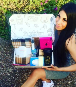 Jackie Ibarra Instagram - So excited to be partnering again with @fabfitfun! Fall is my favorite season and this is absolutely my favorite box! Fun filled with a coffee-to-go tumbler, Skin Laundry Night Serum, Pure Cosmetics eye shadow palette, an awesome brow gel, and a blanket scarf by ModCloth! Get your own subscription and $10 off using my code JACKIE at FabFitFun.com! 🙋🏻 Enjoy my Loves! ✨✨✨ Tap photo for details! #FabFitFun #FFFPartner