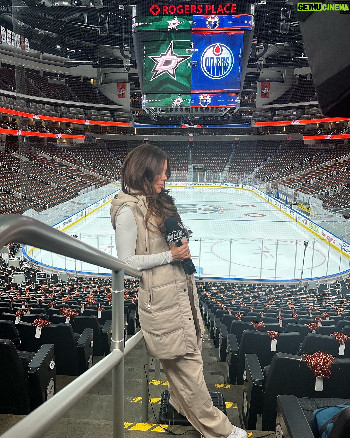 Jackie Redmond Instagram - Finally took a second to document my presence at a very entertaining Western Conference Final. WHO’S TAKING THE SERIES !? ⬇️ Glam: @ambervictoriamakeup 🙌🏻 #nhl #stanleycup #oilers #texashockey