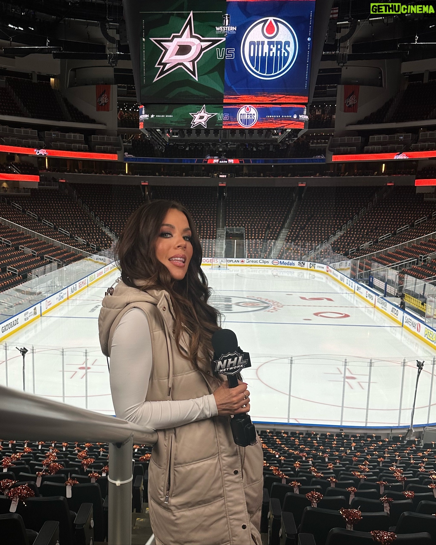 Jackie Redmond Instagram - Finally took a second to document my presence at a very entertaining Western Conference Final. WHO’S TAKING THE SERIES !? ⬇️ Glam: @ambervictoriamakeup 🙌🏻 #nhl #stanleycup #oilers #texashockey