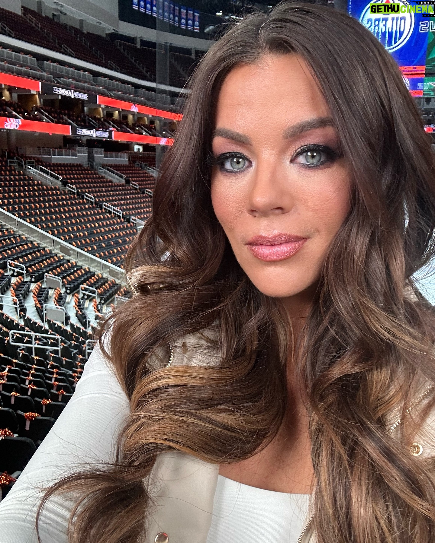 Jackie Redmond Instagram - Finally took a second to document my presence at a very entertaining Western Conference Final. WHO’S TAKING THE SERIES !? ⬇️ Glam: @ambervictoriamakeup 🙌🏻 #nhl #stanleycup #oilers #texashockey