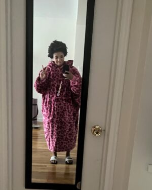 Jacklyn Uweh Instagram - 💋🗽👯‍♀️😴☀️💎🥹🎭🎟️💜