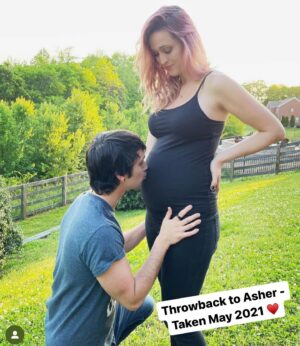 Jaclyn Glenn Instagram - SURPRISE!!! Our family is getting a lil bigger this December ♥️♥️ BABY FRANK # 2!!! So excited to finally share the good news we’ve known about for 6 months already! Time flies!! Video of us finding out live on the vlog channel now - link in bio 🍼