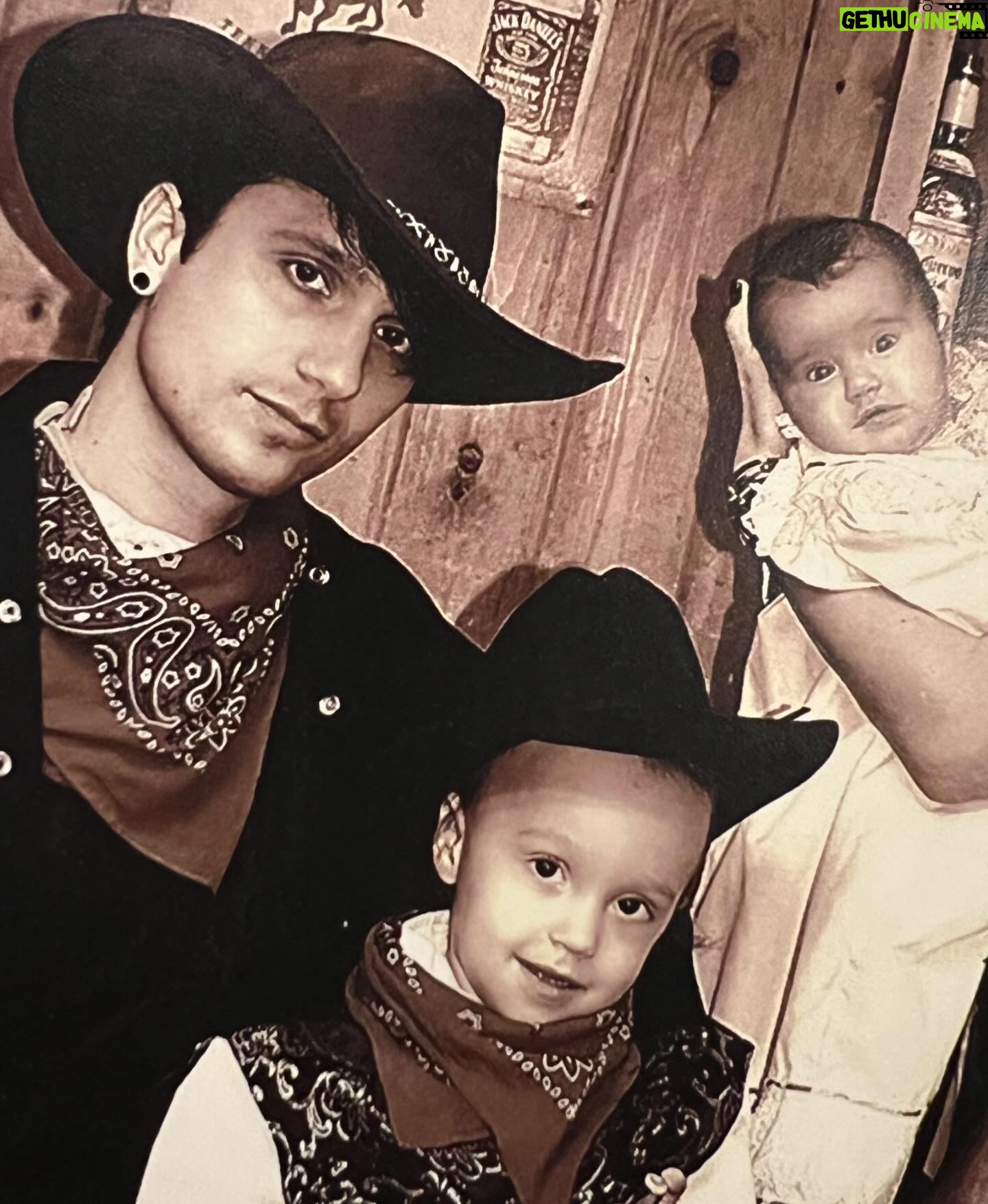 Jaclyn Glenn Instagram - The wild bunch 🤎🤠 Vlog of our trip to Gatlinburg is out now :) 🏂 🍻