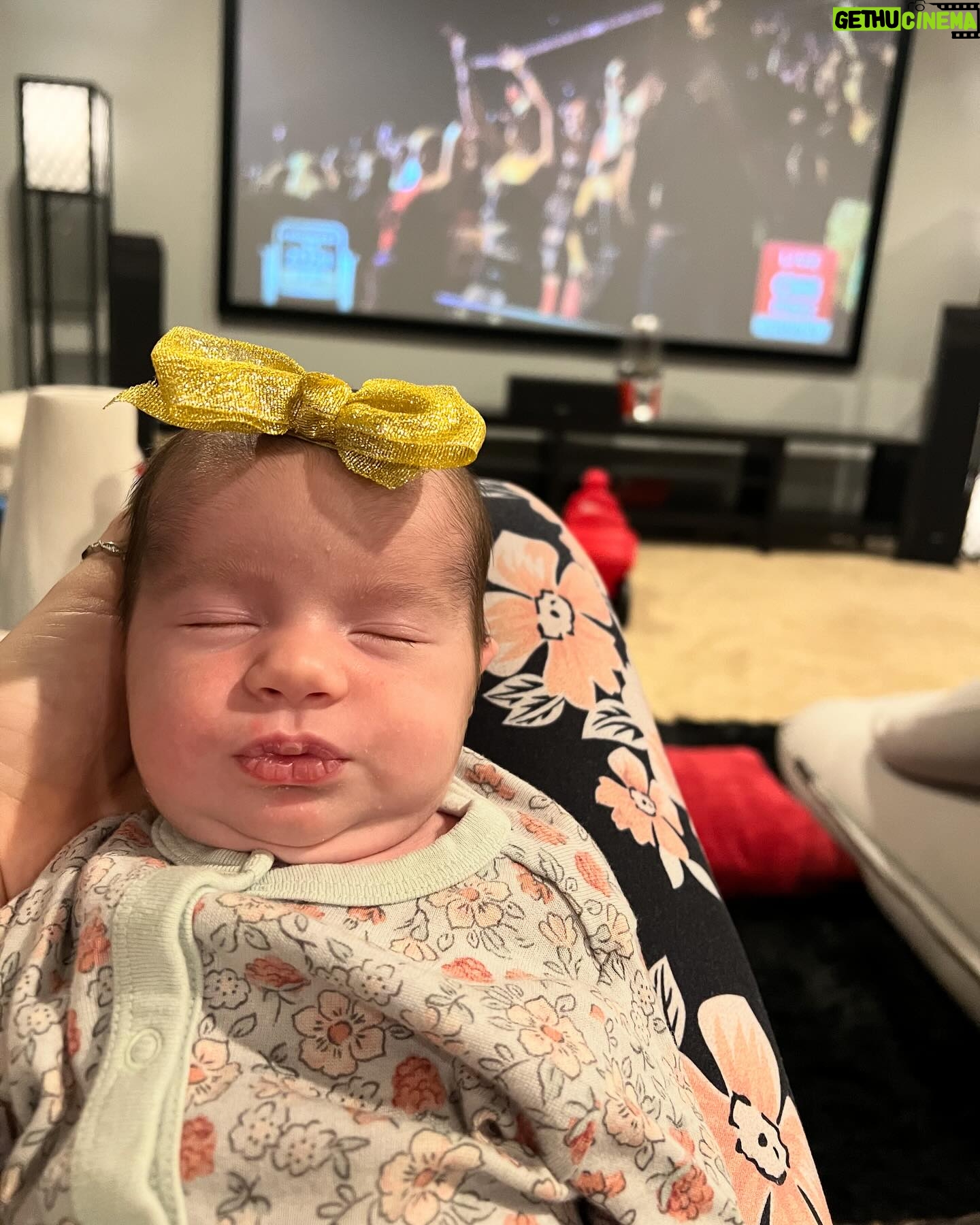 Jaclyn Glenn Instagram - 2023 was good to us ✨🥂✨ Happy new year from 2 tired parents and 2 adorable littles 💛