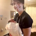 Jaclyn Glenn Instagram – Introducing Violet – she’s small, she’s sweet, and already coloring outside the lines in our lives! 

💜 @violetadrianafrank