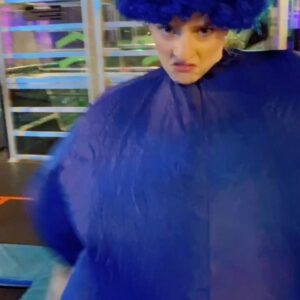 Jacqueline Scislowski Instagram - Look out I think Blueberry LIKES youuuu...😏😎 
.
.
.
.
.
.
.
.
#tiktok #mottomotto #blueberry #powerrangers #yellowranger #charlidamelio #hasbro #nickelodeon #jacquelinescislowski #zoeyreeves #dojoboom #friday #fun #comedy #acting #actress #friends