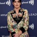 Jacqueline Toboni Instagram - Thank you GLAAD!! We love you!! Scroll for my bosses helping me when my buttons popped off HMU @samsinstaglam Styling by my girlies @kristigramlich & @briannamporter via @clothed_la Jewelry by the incredible @perry.jewelry incl. this gold toothpick I’m obsessed with 💇🏻‍♀️ @christytagatac #glaadawards