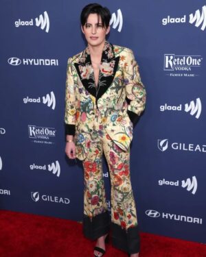 Jacqueline Toboni Instagram - Thank you GLAAD!! We love you!! Scroll for my bosses helping me when my buttons popped off 

HMU @samsinstaglam 
Styling by my girlies @kristigramlich & @briannamporter via @clothed_la 
Jewelry by the incredible @perry.jewelry incl. this gold toothpick I’m obsessed with 
💇🏻‍♀️ @christytagatac 

#glaadawards