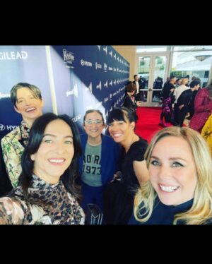Jacqueline Toboni Instagram - Thank you GLAAD!! We love you!! Scroll for my bosses helping me when my buttons popped off 

HMU @samsinstaglam 
Styling by my girlies @kristigramlich & @briannamporter via @clothed_la 
Jewelry by the incredible @perry.jewelry incl. this gold toothpick I’m obsessed with 
💇🏻‍♀️ @christytagatac 

#glaadawards