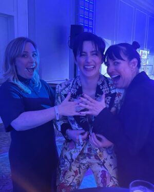 Jacqueline Toboni Instagram - Thank you GLAAD!! We love you!! Scroll for my bosses helping me when my buttons popped off 

HMU @samsinstaglam 
Styling by my girlies @kristigramlich & @briannamporter via @clothed_la 
Jewelry by the incredible @perry.jewelry incl. this gold toothpick I’m obsessed with 
💇🏻‍♀️ @christytagatac 

#glaadawards