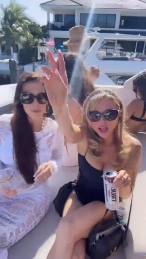 Jacqui Holland Instagram - If you missed you missed the Boca Boat Party, here’s what you missed 🤩. Best Dance Party Ever! 💖

#bocaboatparty #thefaerymatchmaker #findlove #Southfloridasingles #millionairematchmaker #yachtparty