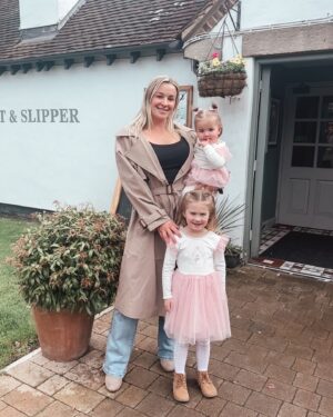 Jade Mead Instagram - You can’t beat a Sunday Roast in the UK 🏴󠁧󠁢󠁥󠁮󠁧󠁿

We arrived on Wednesday and have settled in nicely, the girls are loving it 🥰 

I just love the English countryside and the beautiful old buildings ✨

#UK #england #familyholiday #sundayroast