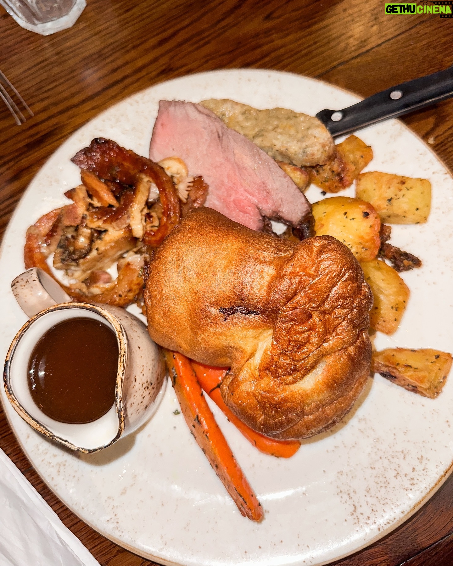 Jade Mead - 398 Likes - You can’t beat a Sunday Roast in the UK 🏴
We arrived on Wednesday and have settled in nicely, the girls are loving it 🥰
I just love the English countryside and the beautiful old buildings ✨
#UK #england #familyholiday #sundayroast