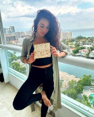 Jade Tailor Instagram - Chag Sameach! חג שמח ✨In honor of Passover, I was challenged by @Jews_of_NY to take part in the @UJAfedNY #MatzahChallenge. So with that, I’ll be here dreaming about matzo for the 7 days, 24 hours a day (check out my friend @bensvegankitchen for a few fun vegan ideas)! So, I’m wishing all those who celebrate a happy Passover!! I’m nominating my friends  @biancajade @ariaxelrod @jewishlyliz to this challenge that is dedicated to helping UJA with funding many Jewish organizations around world. Check them out and see how you can support the Jewish community right now 🙏🏽 Thanks for being part of this wonderful cause!

Happy Passover! חג שמח 🤍

P.S. I ask that if you comment, please be kind to one another. Thank you 🙏🏽