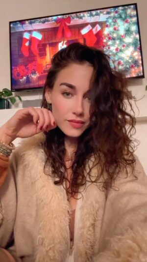 Jade Tailor Instagram - This song always gives me a sense of peace. On this silent and peaceful night, I hope it brings you a sense of peace. Merry Christmas to those who celebrate 🙏🏽❤️🎄