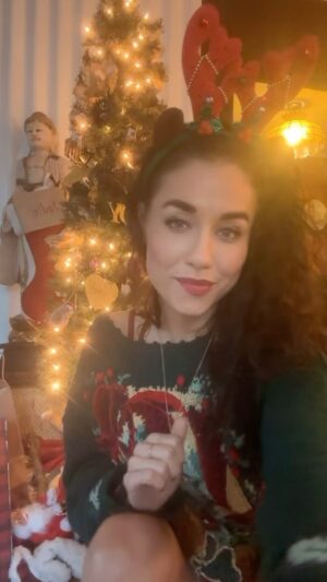 Jade Tailor Instagram - Merry Christmas and Happy Holidays 🎄 #weareallone