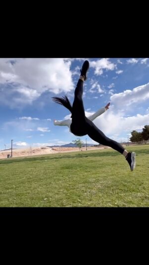 Jade Xu Instagram - BETWEEN HEAVEN & EARTH ☀️☁️
🌱🌱🌱🌱🌱🌱🌱🌱🌱🌱🌱
🔥 @jadexuofficial 
🎥 @davidtorok_official 

#jadexu #wushu #worldchampion #martialarts #kungfu #shaolin #action #actress #jumps #kicks #outdoor #training #videooftheday #reels #workout #nature #park