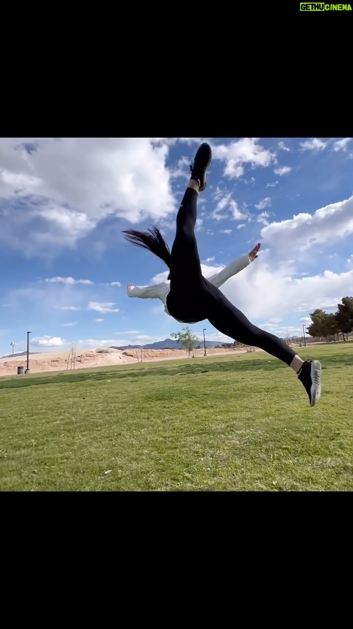 Jade Xu - 1.2K Likes - BETWEEN HEAVEN & EARTH ☀️☁️
🌱🌱🌱🌱🌱🌱🌱🌱🌱🌱🌱
🔥 @jadexuofficial
🎥 @davidtorok_official
#jadexu #wushu #worldchampion #martialarts #kungfu #shaolin #action #actress #jumps #kicks #outdoor #training #videooftheday #reels #workout #nature #park