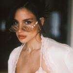 Jade Leboeuf Instagram – Mon mood  en ce moment, « douce avec moi même ». Il y a pas mal de changements en ce moment (je vous en parlerai bientôt plus en details) et cela rime avec excitation et stress mais du bon stress. Je m’efforce à être plus sympa avec moi-même et plus tolérante, ces derniers 5 mois ont été difficiles et j’ai besoin de retrouver ce qui me fait vibrer et ce qui m’anime, j’y suis presque et pour ça il faut accepter que pour aller de l’avant on doit parfois changer certaines choses afin de trouver un équilibre. 

Tenue 
Lunettes @gucci via @mai_optic 
Ensemble lingerie @ninadescriquets 
*Offerts 

#selflove #selfawareness #remiseenquestion #accessories #beautyphotography #portraitphotography #fashiongram
