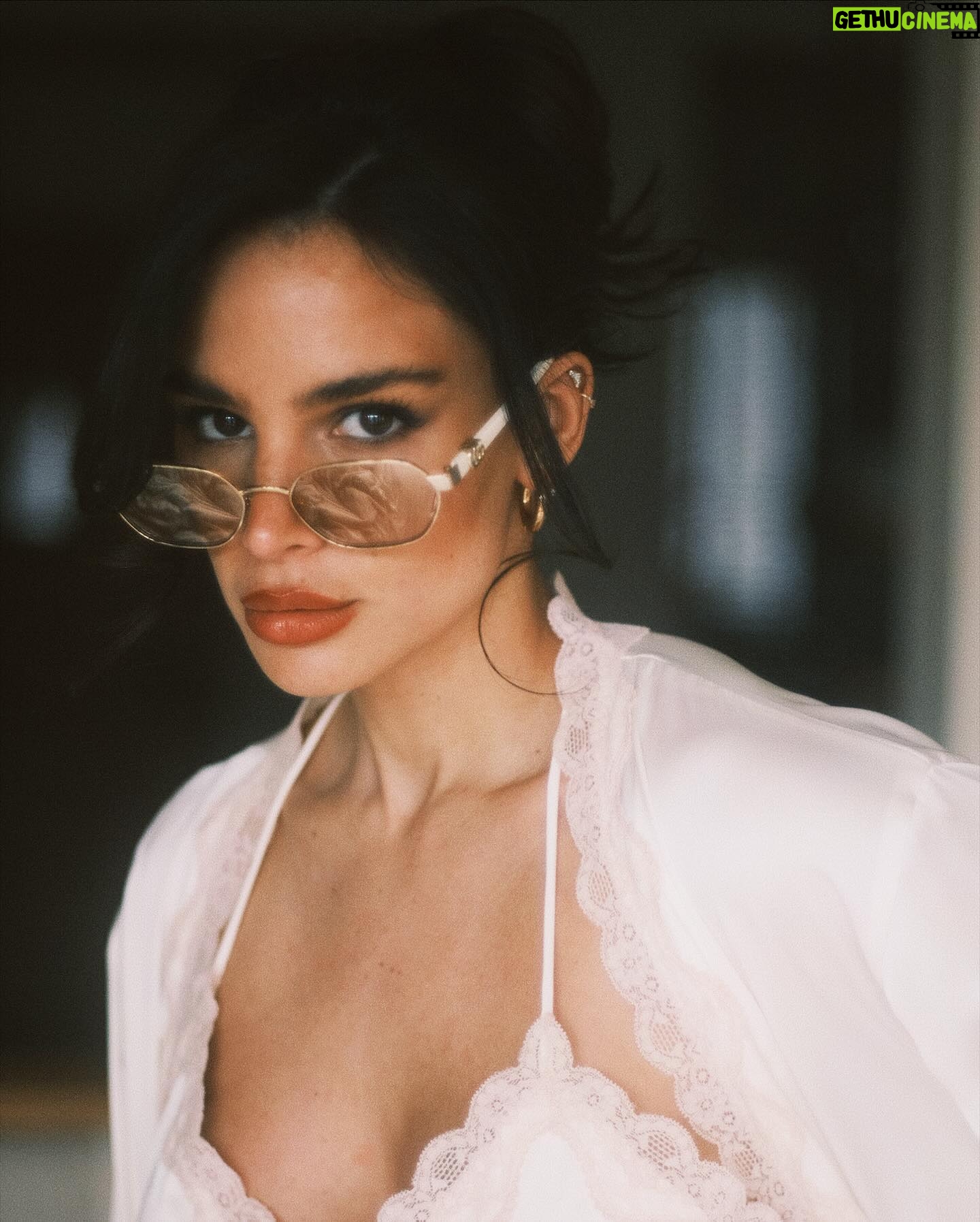 Jade Leboeuf Instagram - Mon mood en ce moment, « douce avec moi même ». Il y a pas mal de changements en ce moment (je vous en parlerai bientôt plus en details) et cela rime avec excitation et stress mais du bon stress. Je m’efforce à être plus sympa avec moi-même et plus tolérante, ces derniers 5 mois ont été difficiles et j’ai besoin de retrouver ce qui me fait vibrer et ce qui m’anime, j’y suis presque et pour ça il faut accepter que pour aller de l’avant on doit parfois changer certaines choses afin de trouver un équilibre. Tenue Lunettes @gucci via @mai_optic Ensemble lingerie @ninadescriquets *Offerts #selflove #selfawareness #remiseenquestion #accessories #beautyphotography #portraitphotography #fashiongram
